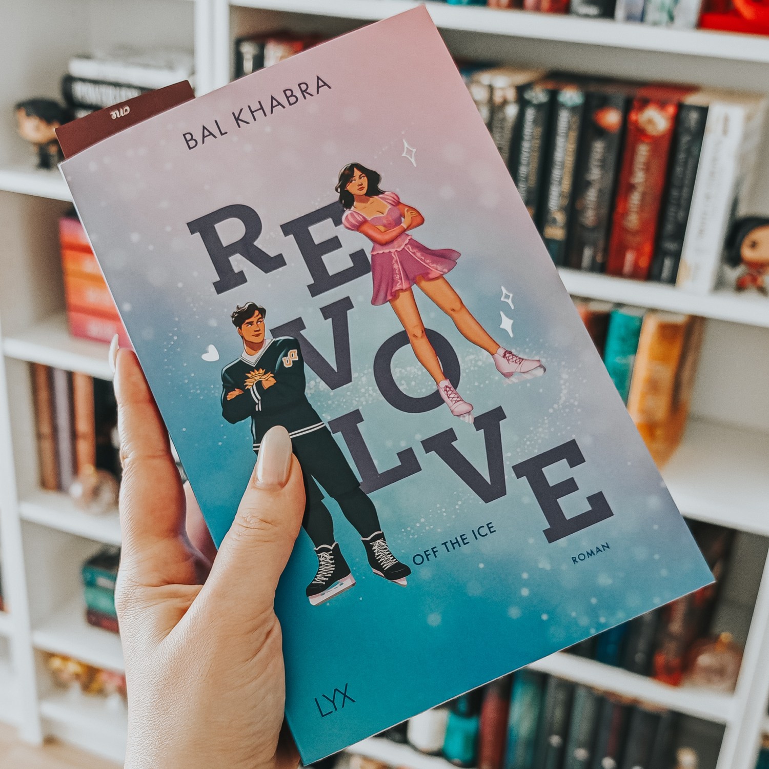 Rezension: Revolve [Bal Khabra] – Lexi´s Little Library